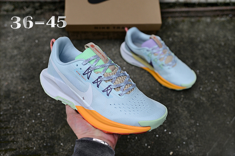 NIKE. 5 5