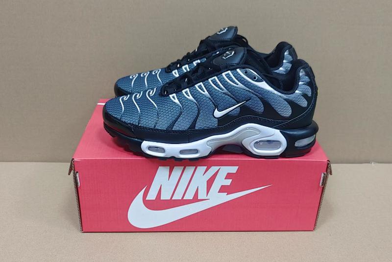 NIKE.TN 7