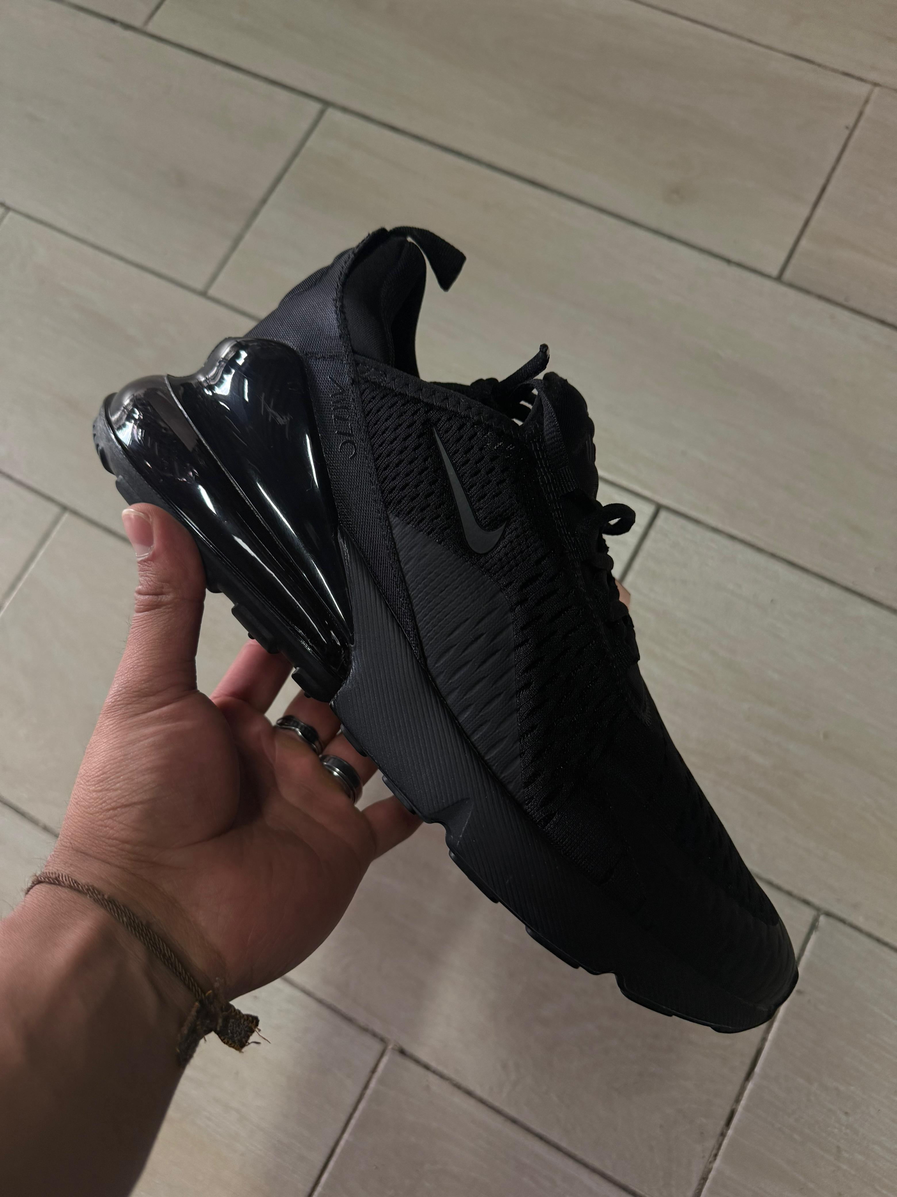 NIKE.270